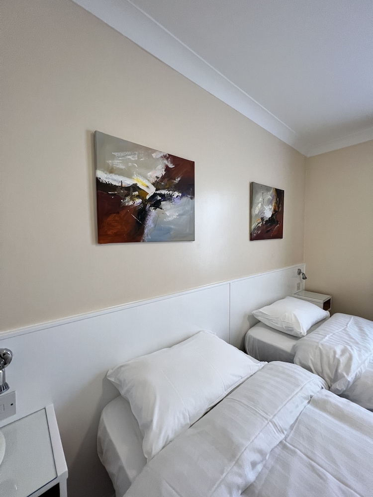 Habitación con 2 camas individuales del hotel Melbourne House. Foto 6