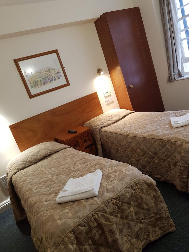 Habitación estándar con 2 camas individuales, baño privado del hotel Normandie. Foto 1