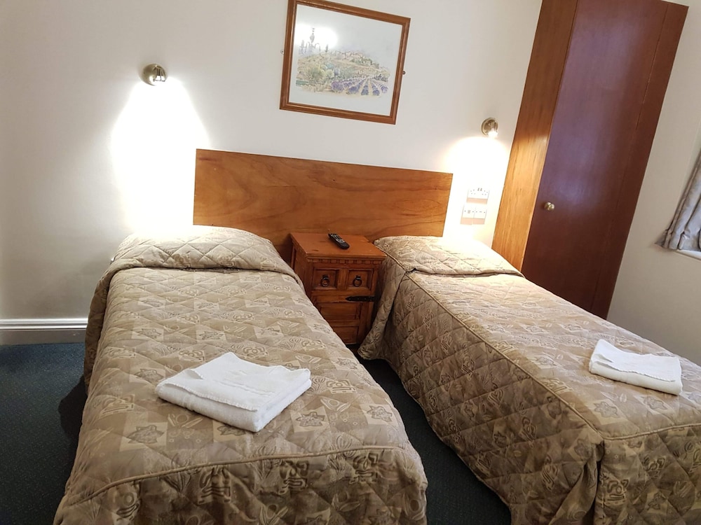 Habitación estándar con 2 camas individuales, baño privado del hotel Normandie. Foto 6