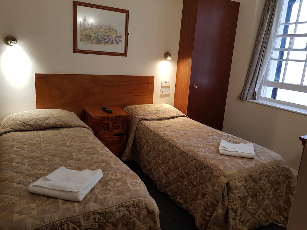 Habitación estándar con 2 camas individuales, baño privado del hotel Normandie. Foto 7
