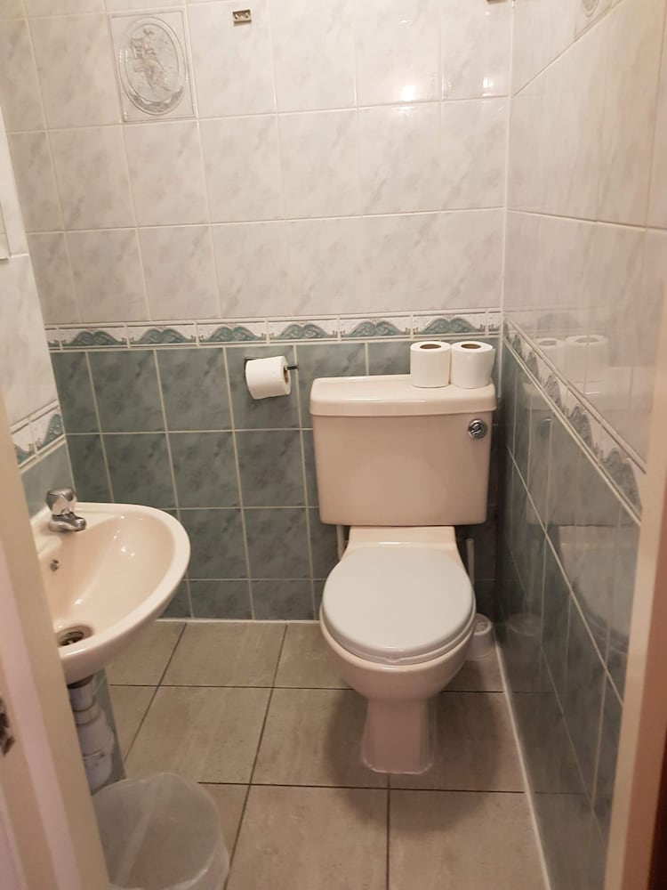 Habitación estándar con 2 camas individuales, baño privado del hotel Normandie. Foto 12