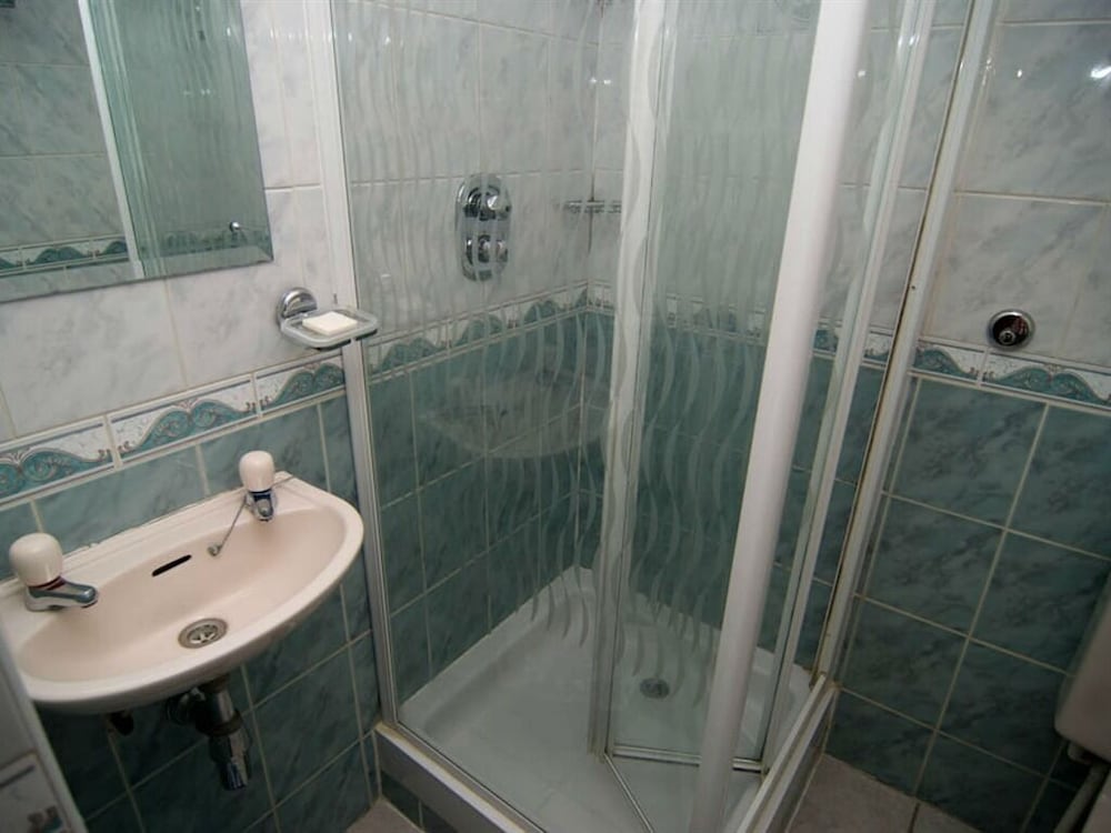 Habitación estándar doble, baño privado del hotel Normandie. Foto 6