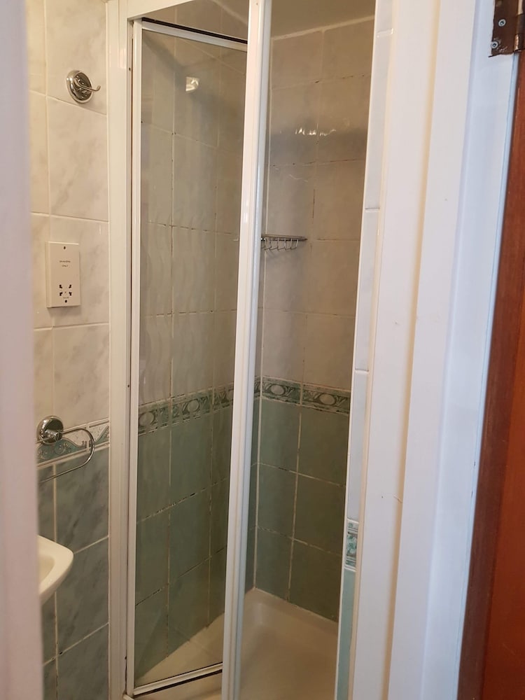 Habitación estándar doble, baño privado del hotel Normandie. Foto 7