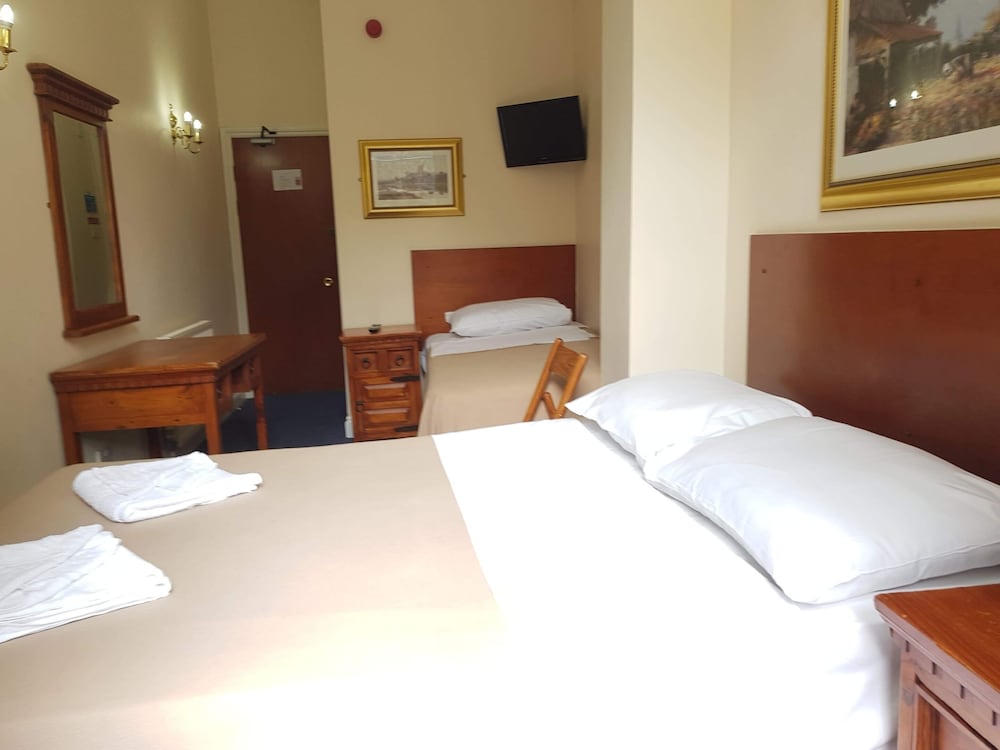 Habitación triple, baño privado del hotel Normandie