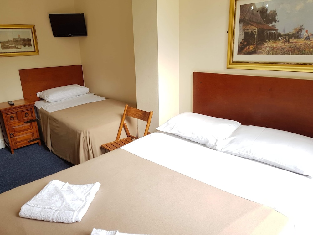 Habitación triple, baño privado del hotel Normandie. Foto 4