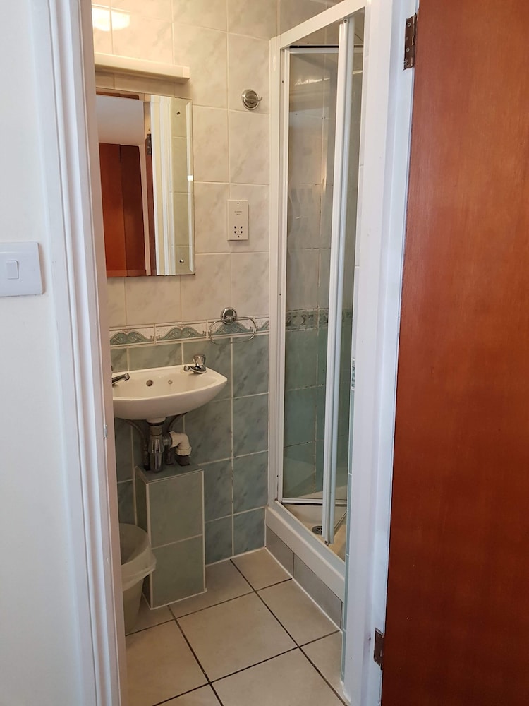 Habitación triple, baño privado del hotel Normandie. Foto 9