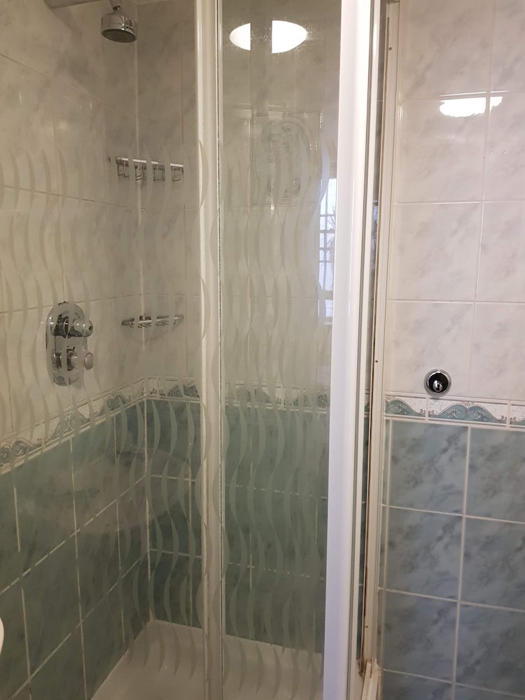 Habitación triple, baño privado del hotel Normandie. Foto 10