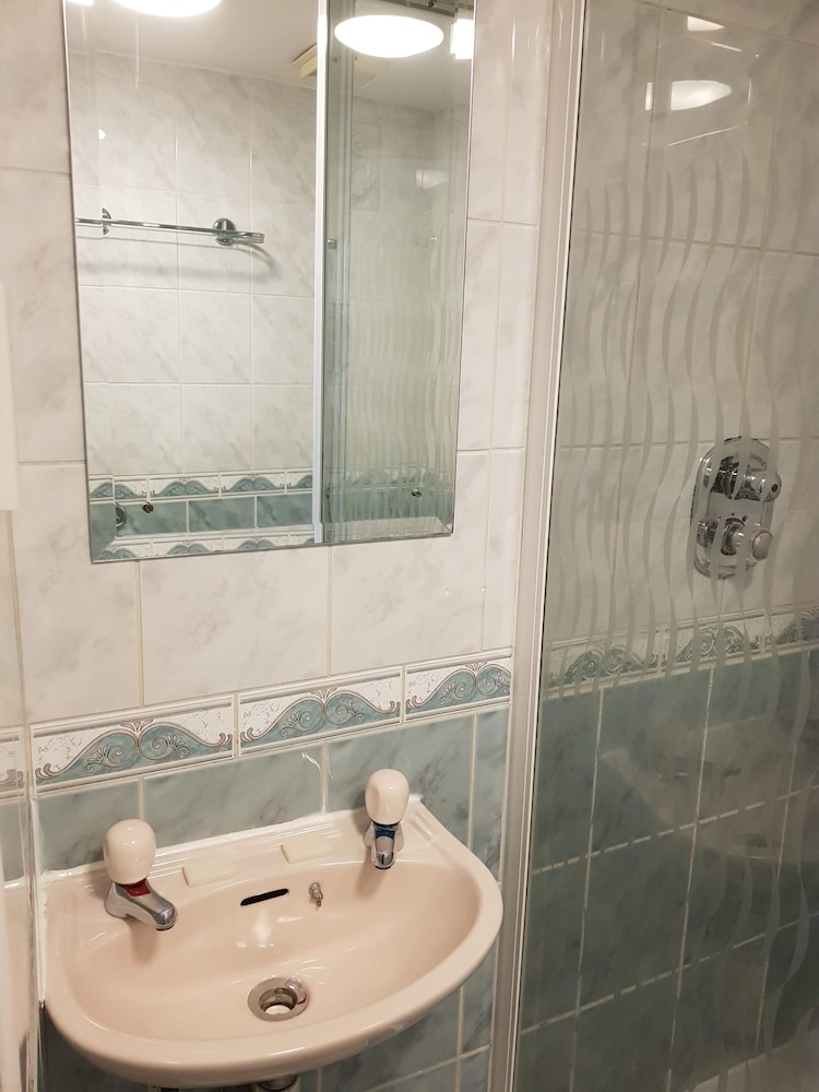 Habitación triple, baño privado del hotel Normandie. Foto 11