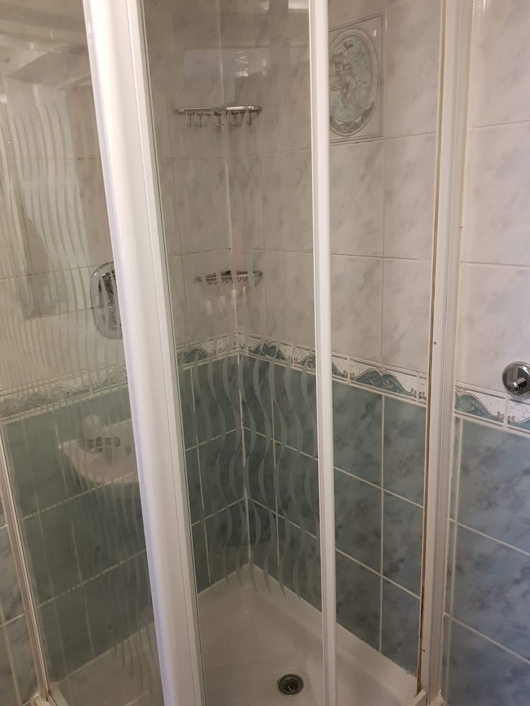 Habitación triple, baño privado del hotel Normandie. Foto 13