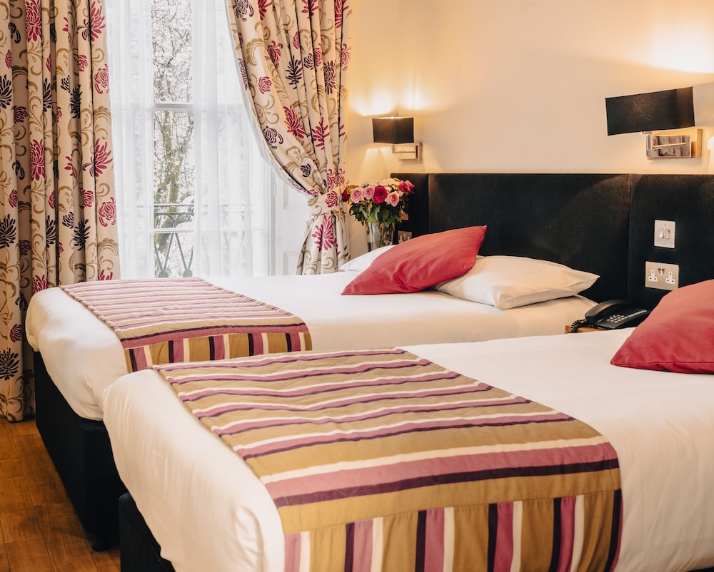Habitación triple clásica del hotel Athena