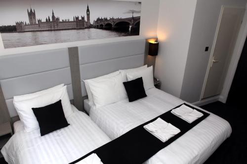 Habitación Triple del hotel The Omega