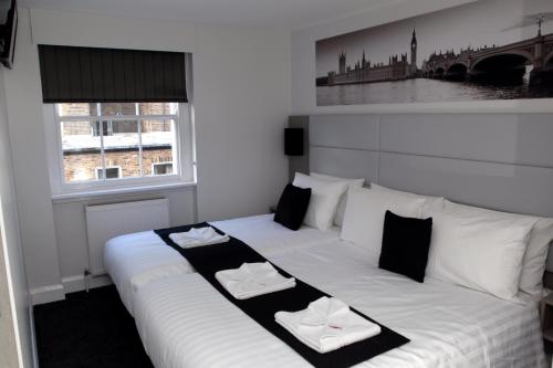 Habitación Triple del hotel The Omega. Foto 1