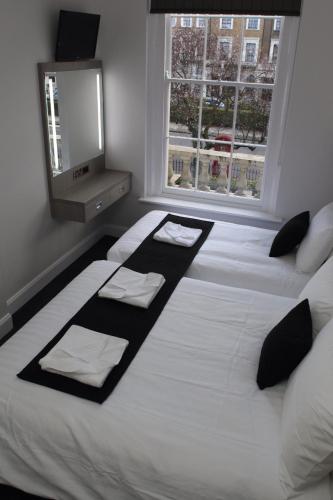 Habitación Triple del hotel The Omega. Foto 8