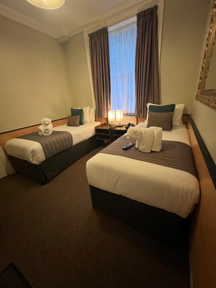 Habitación económica, baño privado del hotel Tudor Court. Foto 4