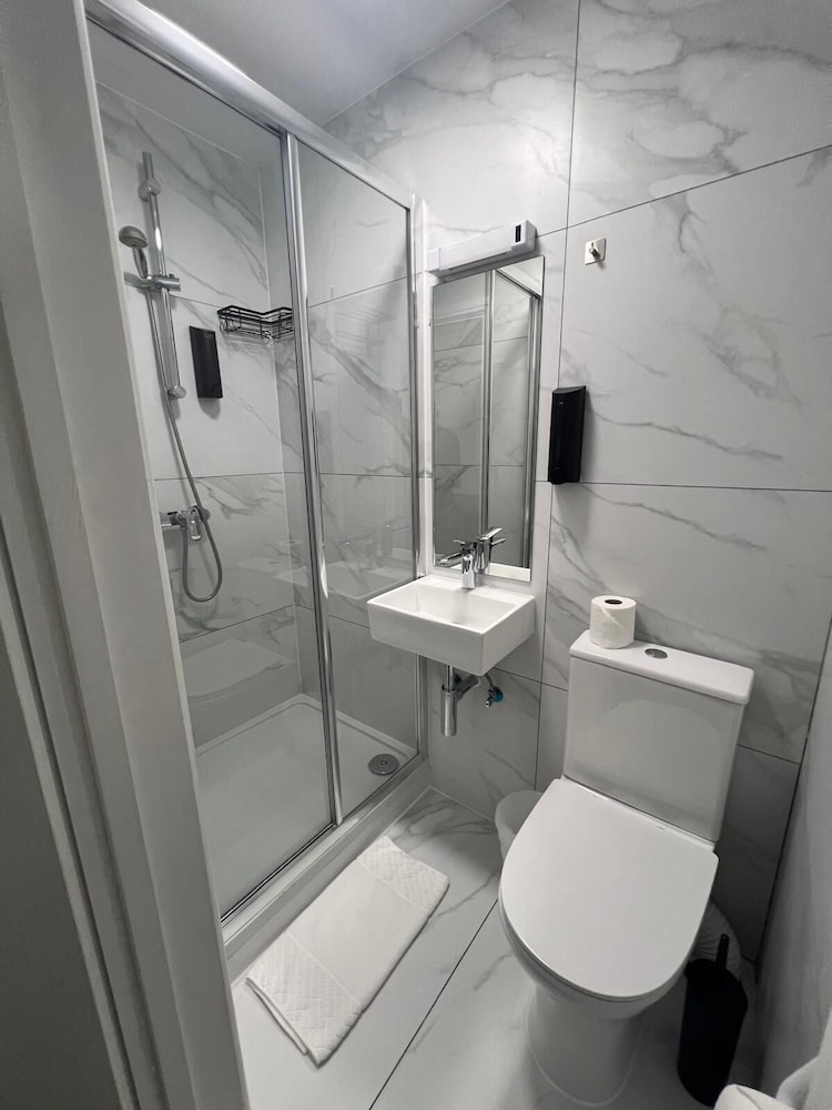 Habitación doble superior, baño privado del hotel Tudor Court. Foto 18