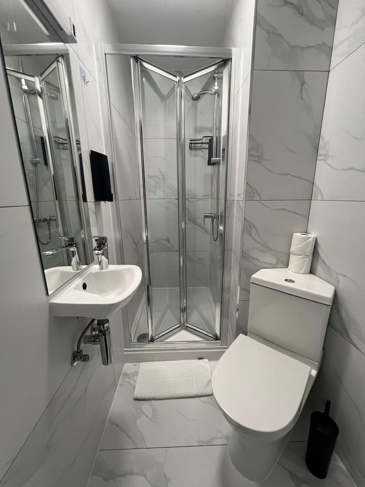 Habitación individual superior, baño privado del hotel Tudor Court. Foto 10