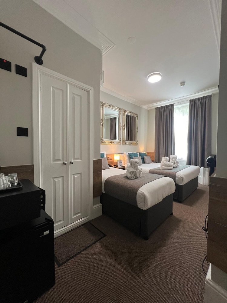 Standard Triple Room with a Garden view, Ensuite del hotel Tudor Court
