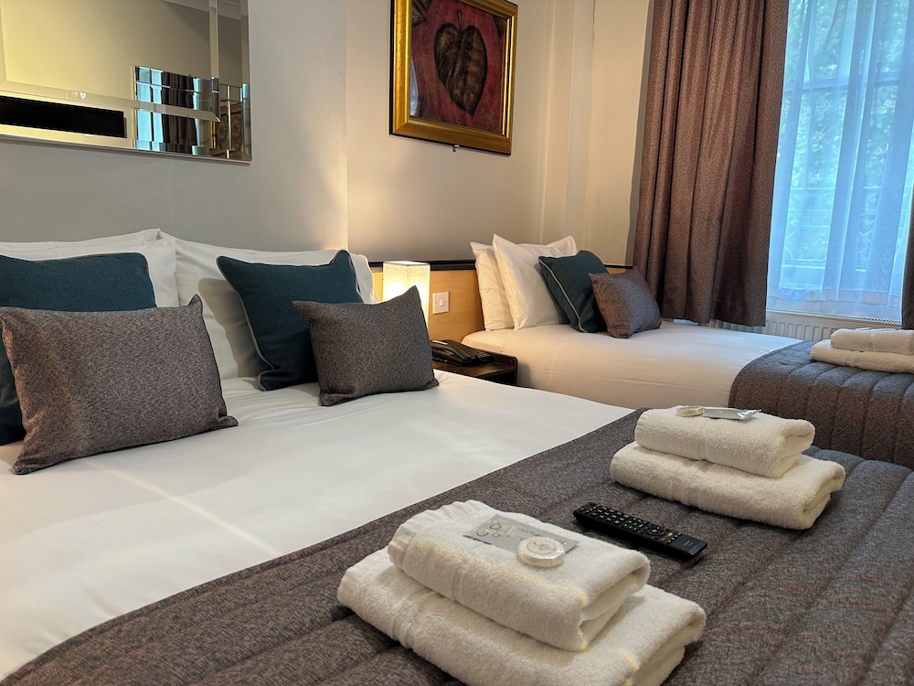 Standard Triple Room with a Garden view, Ensuite del hotel Tudor Court. Foto 1