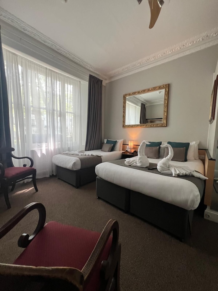 Standard Triple Room with a Garden view, Ensuite del hotel Tudor Court. Foto 2