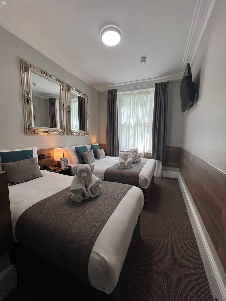 Standard Triple Room with a Garden view, Ensuite del hotel Tudor Court. Foto 3