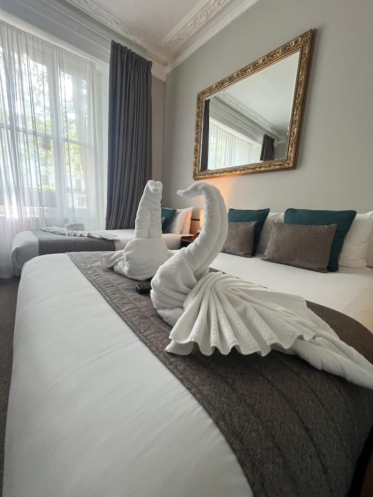 Standard Triple Room with a Garden view, Ensuite del hotel Tudor Court. Foto 4
