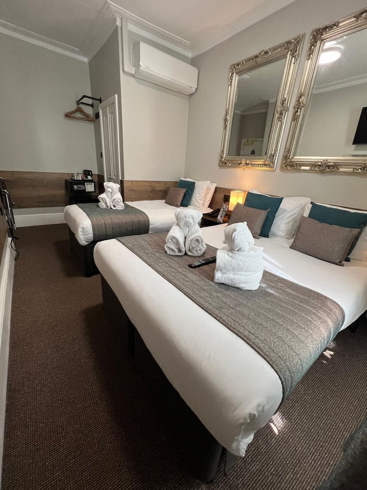 Standard Triple Room with a Garden view, Ensuite del hotel Tudor Court. Foto 6