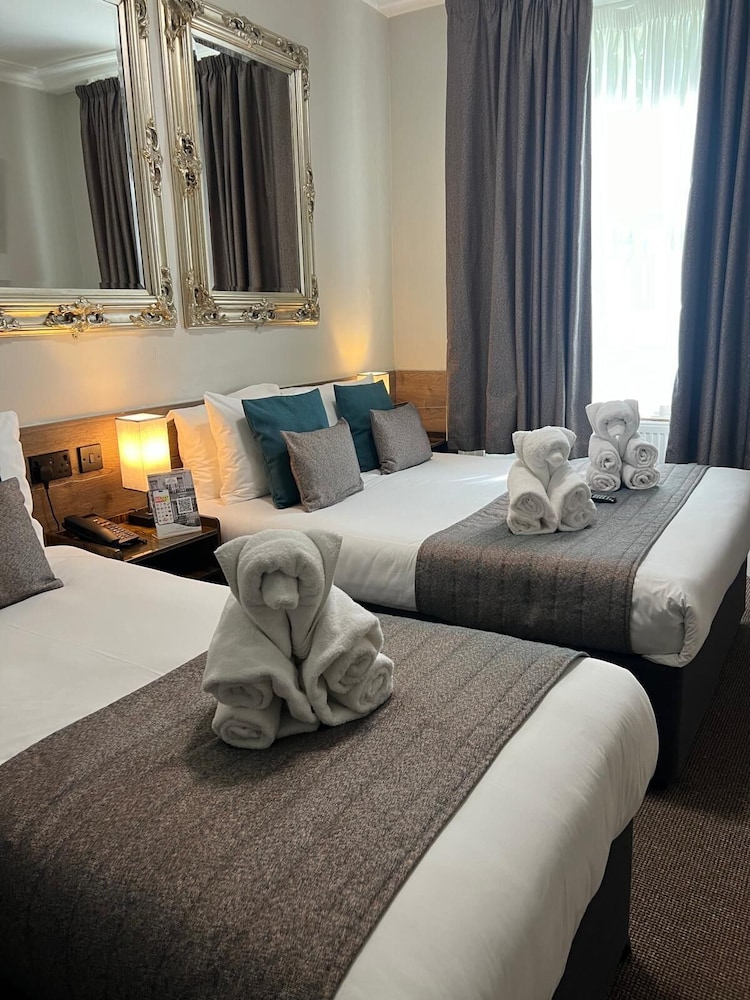 Standard Triple Room with a Garden view, Ensuite del hotel Tudor Court. Foto 7
