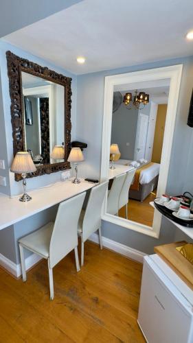 Habitación Triple Estándar del hotel Piccolino Hyde Park. Foto 6