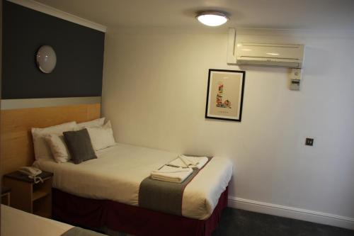 Habitación Triple Deluxe del hotel Elysee Hydepark