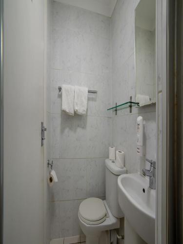 Habitación Triple Deluxe del hotel Elysee Hydepark. Foto 1