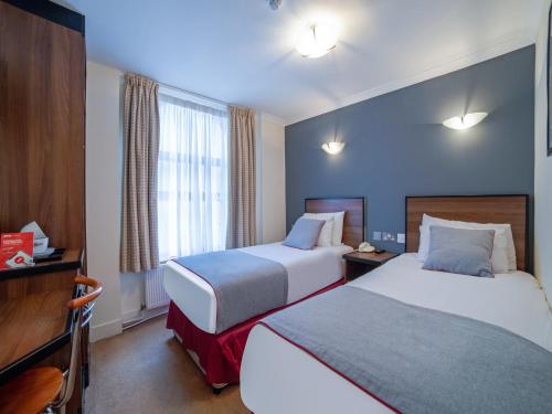Habitación Triple Deluxe del hotel Elysee Hydepark. Foto 2