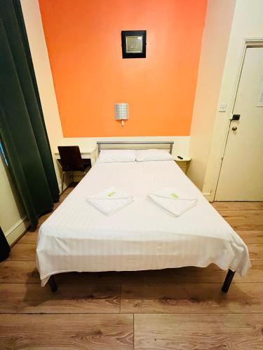 Habitación Doble con baño privado del hotel Gresham Bloomsbury. Foto 2