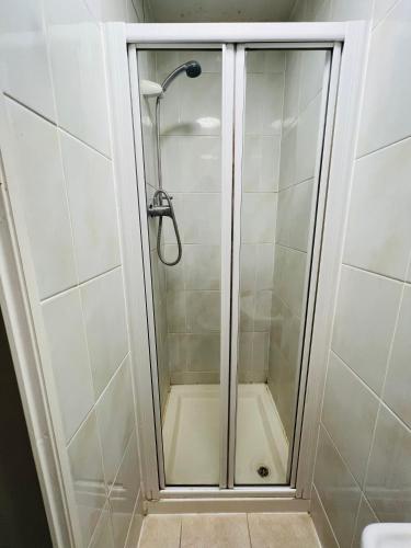 Habitación Doble con baño privado del hotel Gresham Bloomsbury. Foto 5