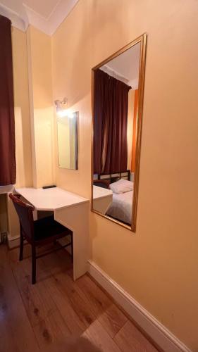 Habitación Individual con baño privado del hotel Gresham Bloomsbury. Foto 6