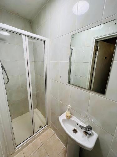 Habitación Familiar con baño privado del hotel Gresham Bloomsbury. Foto 5