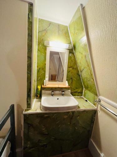 Habitación Familiar con baño compartido del hotel Gresham Bloomsbury. Foto 3