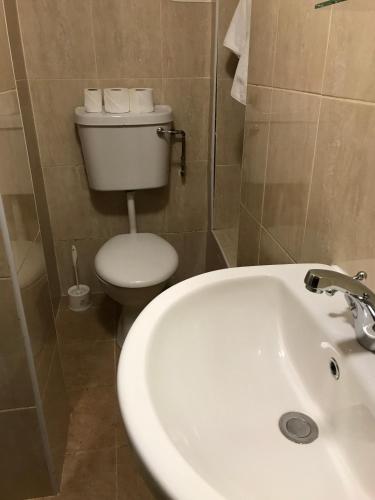Habitación Triple con baño - Solo alojamiento - Sótano del hotel Seven Dials