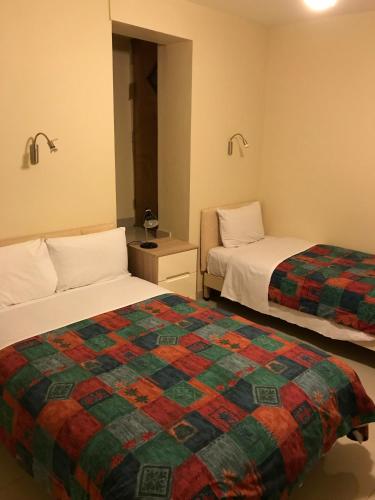 Habitación Triple con baño - Solo alojamiento - Sótano del hotel Seven Dials. Foto 2