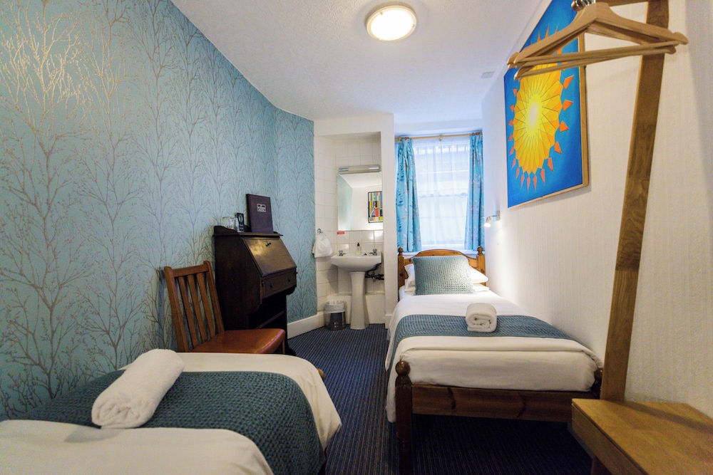 Habitación twin en planta baja con baño compartido del hotel St Athans