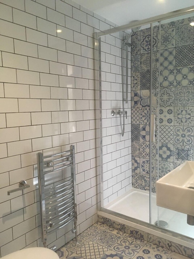 Habitación twin en planta baja con baño compartido del hotel St Athans. Foto 3