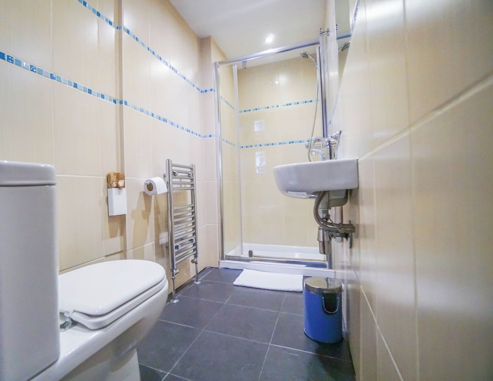 Habitación doble y individual con baño compartido, planta alta del hotel St Athans. Foto 3
