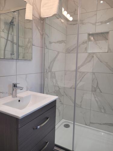 Habitación Familiar con baño del hotel George. Foto 1