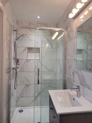 Habitación Familiar con baño del hotel George. Foto 2