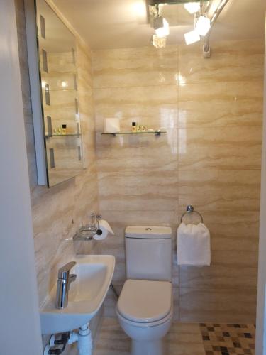 Habitación Cuádruple con baño del hotel George. Foto 2