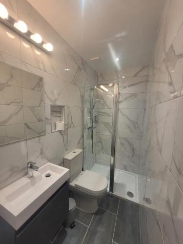 Habitación Cuádruple con baño del hotel George. Foto 5