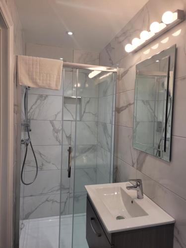 Habitación Cuádruple con baño privado - Planta sótano del hotel George. Foto 1