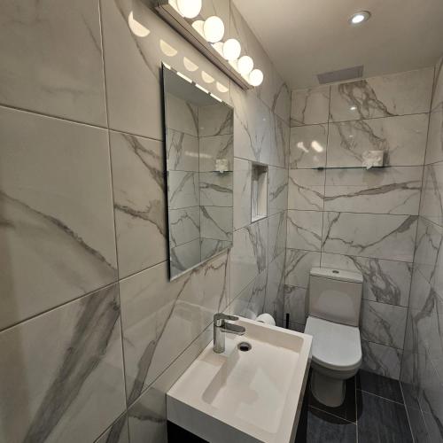 Habitación Cuádruple con baño privado - Planta sótano del hotel George. Foto 7