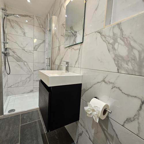 Habitación Familiar con baño privado - Semisótano del hotel George. Foto 3