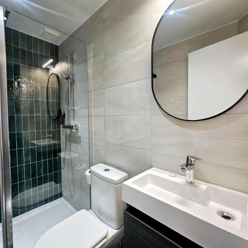 Habitación Triple con baño privado del hotel George. Foto 12