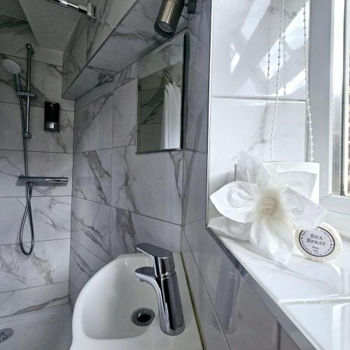 Habitación individual pequeña con baño del hotel George. Foto 5